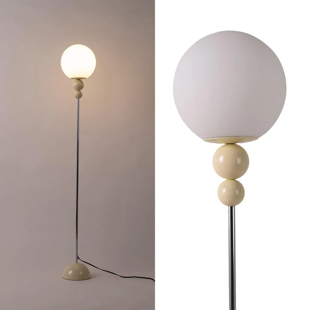 Lampadaire LOKE E27 idéal pour coin lecture avec boules blanches opaques