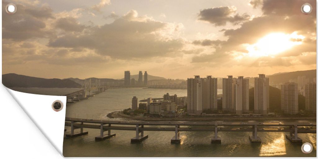 MuchoWow 60x30 cm Outdoor-Poster Gartendeko Sichtschutz Garten Poster für den Garten Die Sonne scheint durch die Wolken über Busan in Südkorea