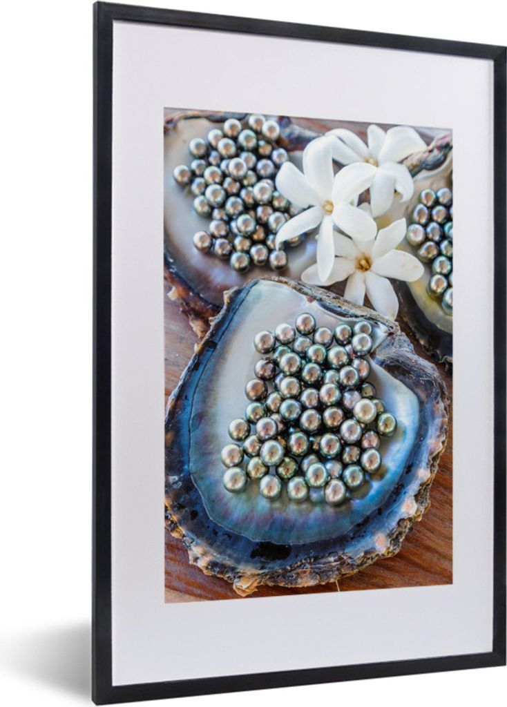 MuchoWow MuchoWow Gerahmtes Poster Weiße Blumen zwischen Austern mit schwarzen Perlen 40x60 cm - Poster mit zchwarzem Bilderrahmen - Poster in...