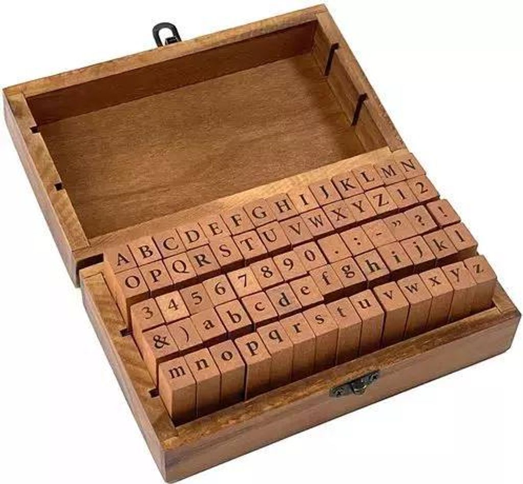 Satz von 70 Vintage Briefmarken Buchstaben und Zahlen in einer Box