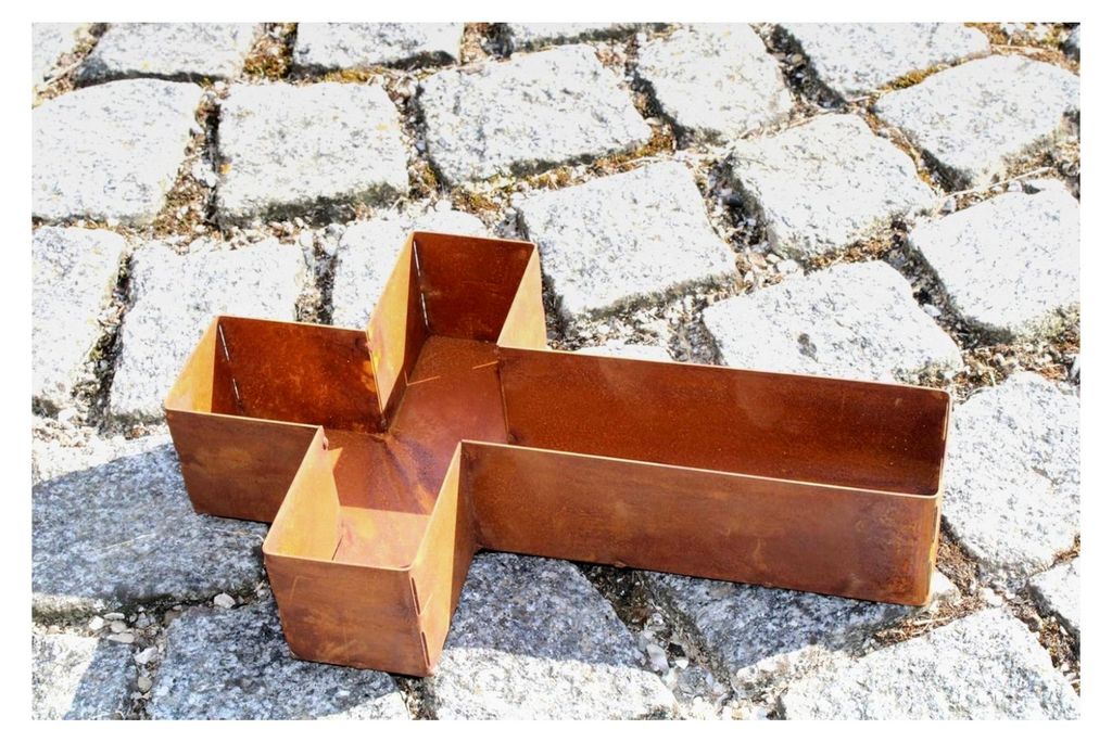 Dekoratives Pflanzkreuz aus Metall in Rost-Optik für die Grabgestaltung, 30 x 19 x 6 cm