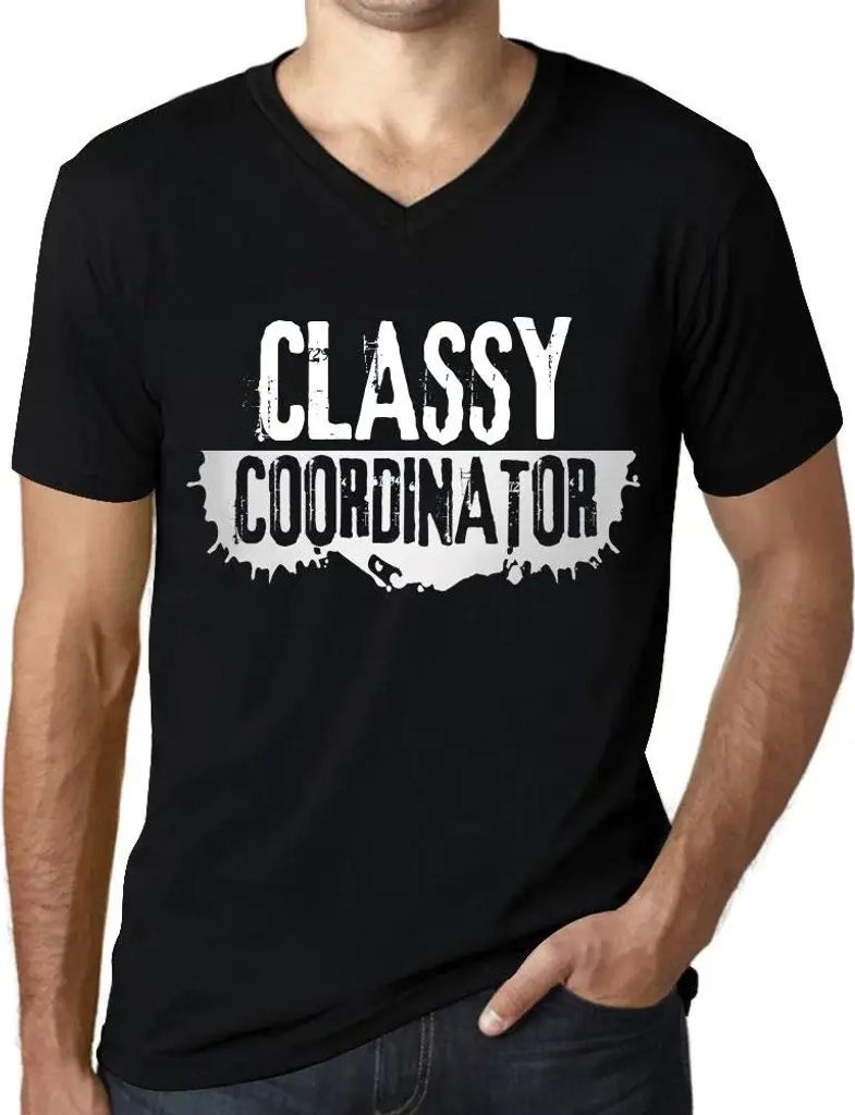 Herren Grafik T-Shirt V-Ausschnitt Stilvolle Koordinatorin – Classy Coordinator – Öko-Verantwortlich Vintage Jahrgang Kurzarm Lustige Druck Ge...