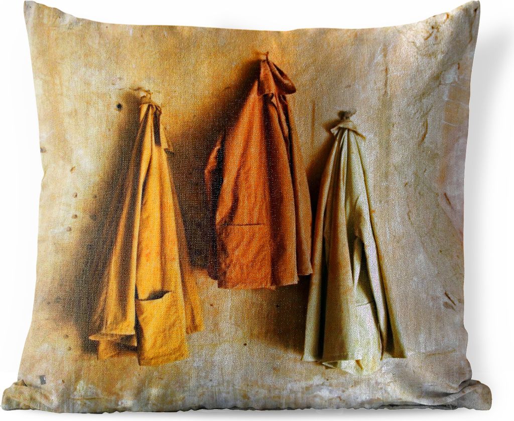 MuchoWow Outdoor Kissen - Mäntel an einer ockerfarbenen Wand - 50x50 cm - Wetterfest - Lounge Kissen - Komfortabel - Kissen mit Bild