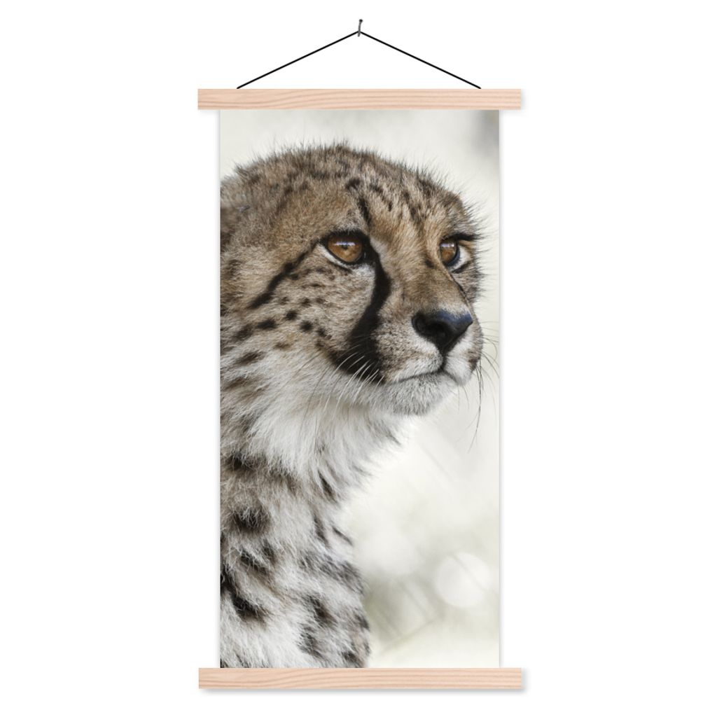 MuchoWow Textilposter Junger Gepard im Schnee 60x120 cm mit holzfarbenen Rahmen - Holz