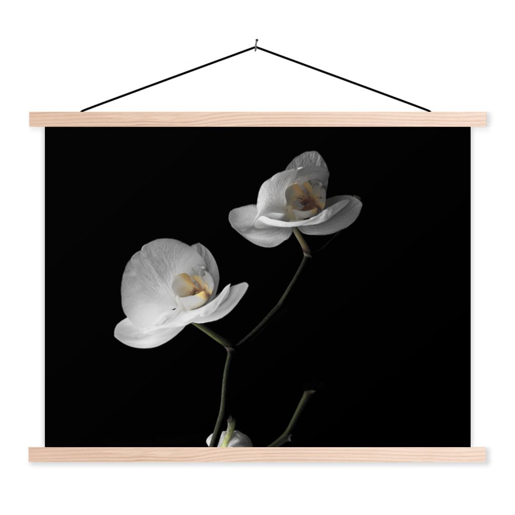 MuchoWow Textilposter Orchidee - Blumen - Schwarz - Weiß - Stilleben 150x113 cm mit holzfarbenen Rahmen - Poster