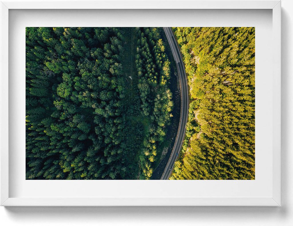 Wald aus einer Drohne - Berg Sněžka– Wandbild mit Rahmen – Gerahmtes Bild – Wanddekoration – 70x50 cm – Schwarz Rahmen