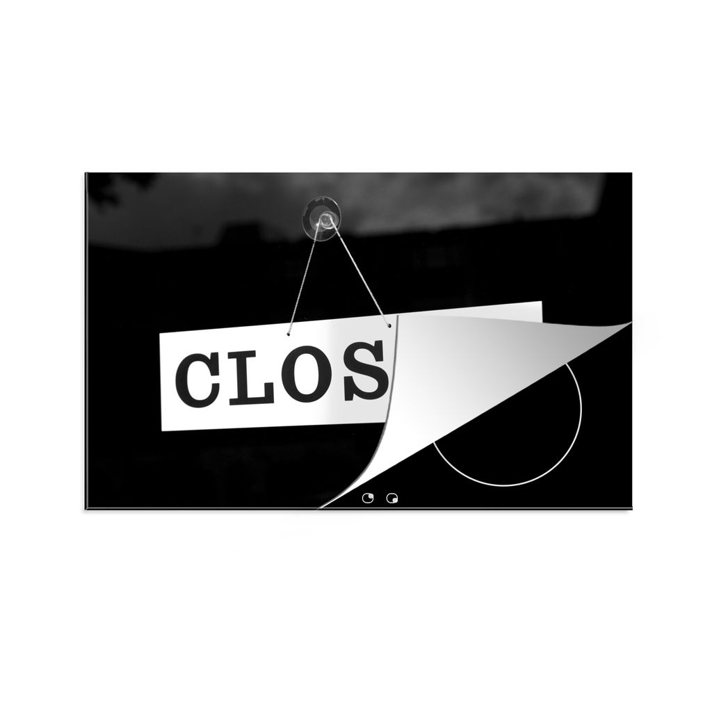 KitchenYeah Herdabdeckplatte Ein geschlossenes Schild vor schwarzem Hintergrund - schwarz und weiß , 78x52cm, Küche Deko, Glaskeramikkochfeld H...