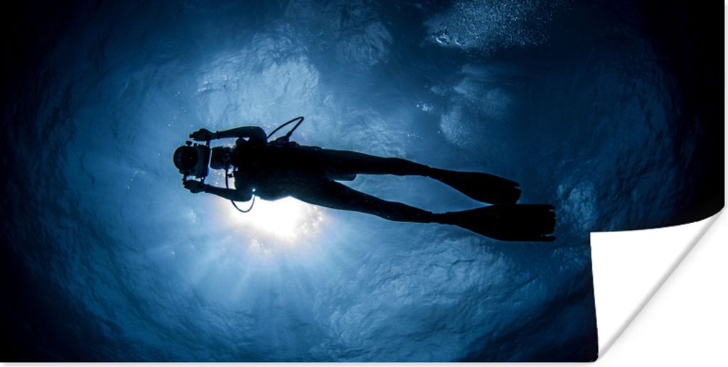 MuchoWow Poster Eine Silhouette eines Tauchers im Meerwasser 120x60 cm - Bild