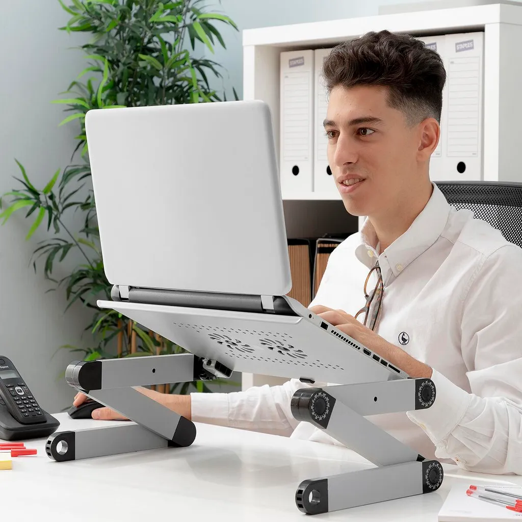 Supporto Regolabile Per Laptop – Pieghevole, Rotazione 360°, Raffreddamento E Inclinazione Personalizzata
