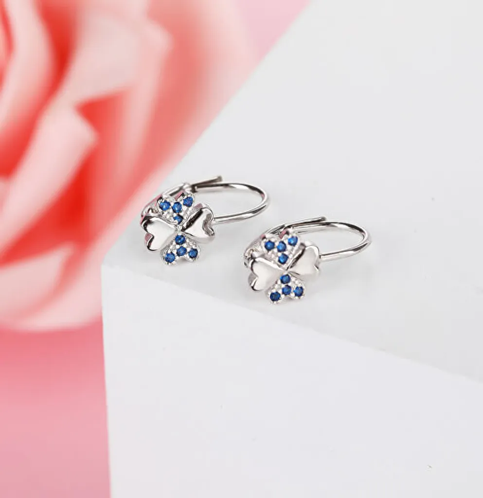 Boucles d'oreilles trèfle argentées E0000570 avec zircons bleus