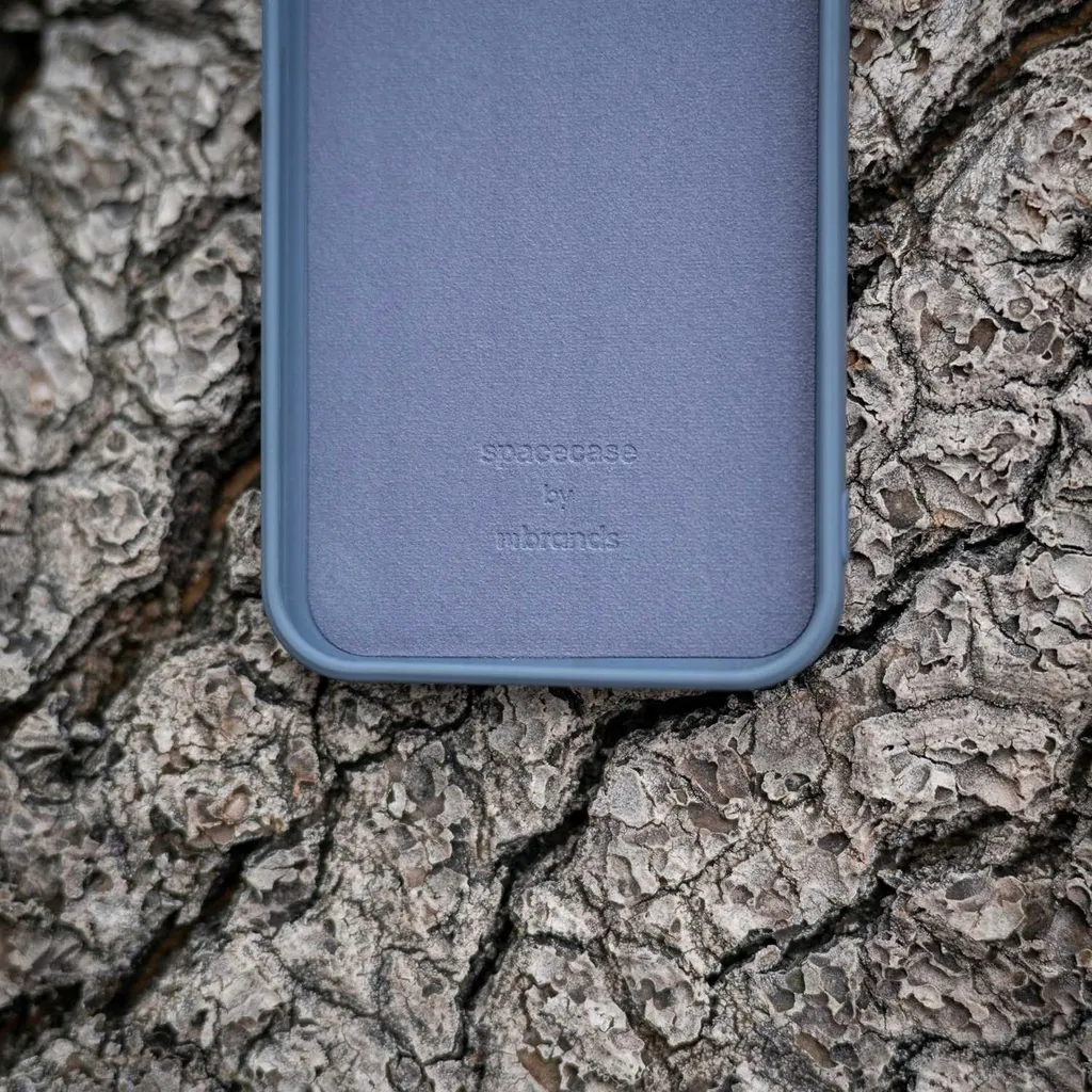 Coque iPhone 13 silicone Bleu SPACECASE - Finition Soft Touch Antidérapante