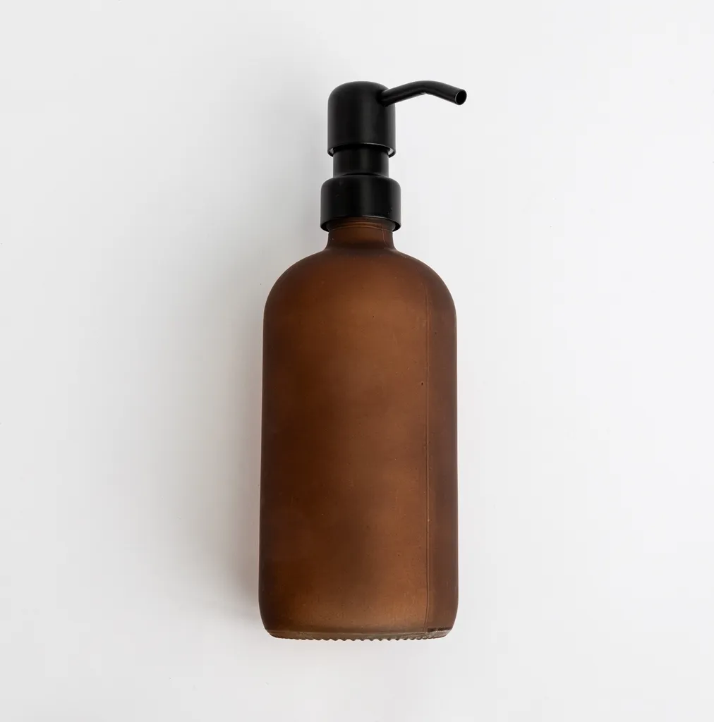 Natural Goods Berlin KLEAN dispenser di sapone con etichette, dispenser di sapone di alta qualità e ricaricabile per cucina e bagno, marrone opaco, testa della pompa in acciaio inox nero, 500 ml