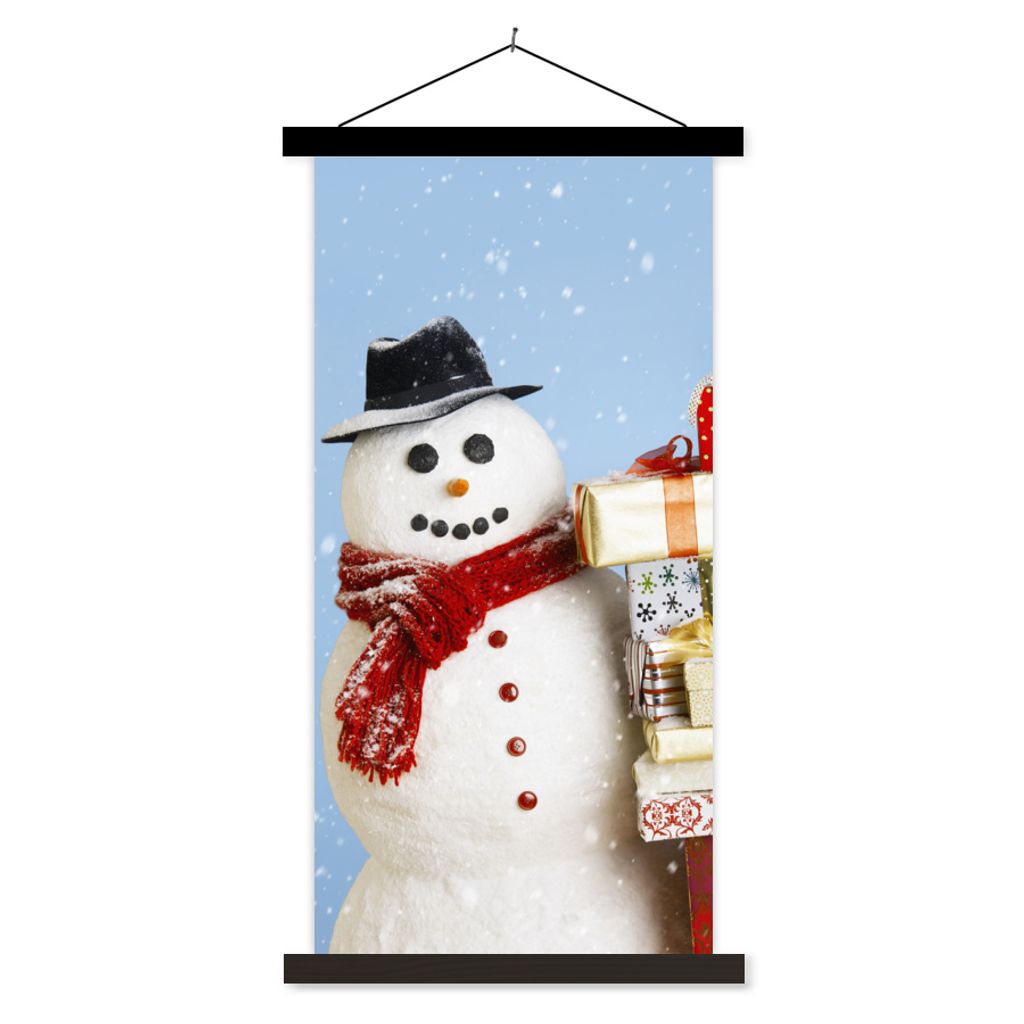 MuchoWow Textilposter Ein Schneemann mit Weihnachtsgeschenken 40x80 cm mit schwarzem Rahmen - Wandemalerei