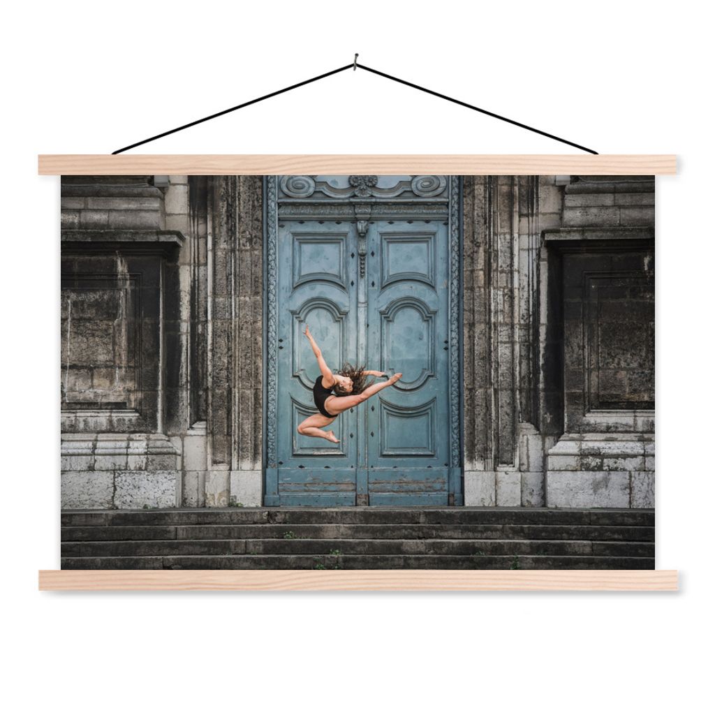 MuchoWow® Textilposter Tanzende Ballerina vor einer Tür Produktbild 