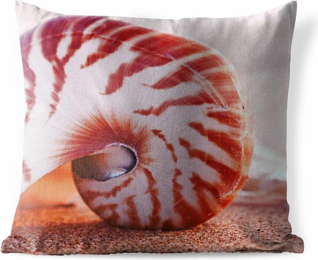 MuchoWow Outdoor Kissen - Eine Muschel im Sand in der Natur - 50x50 cm - Wetterfest - Lounge Kissen - Komfortabel - Kissen mit Bild
