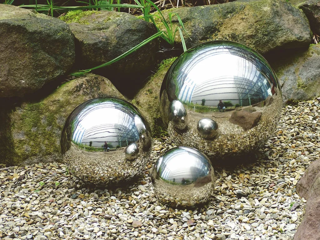 Boule de jardin en inox robuste pour une décoration extérieure durable