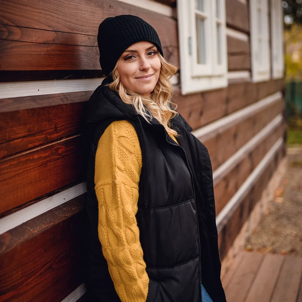 Vuch Rowdy Nero: Cappello Donna Invernale Universale con Logo in Metallo - 4