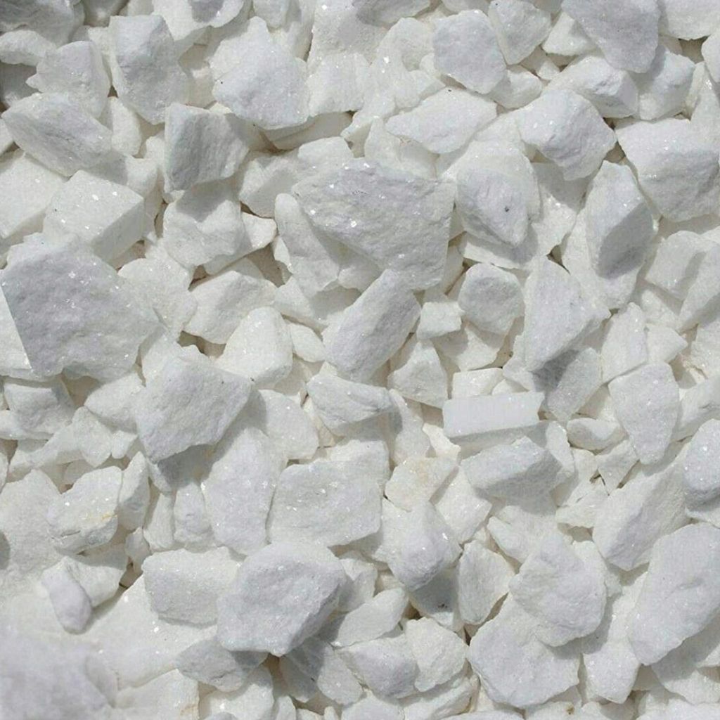Weiße Marmorkies-Steine dicht aneinander liegend im Detail