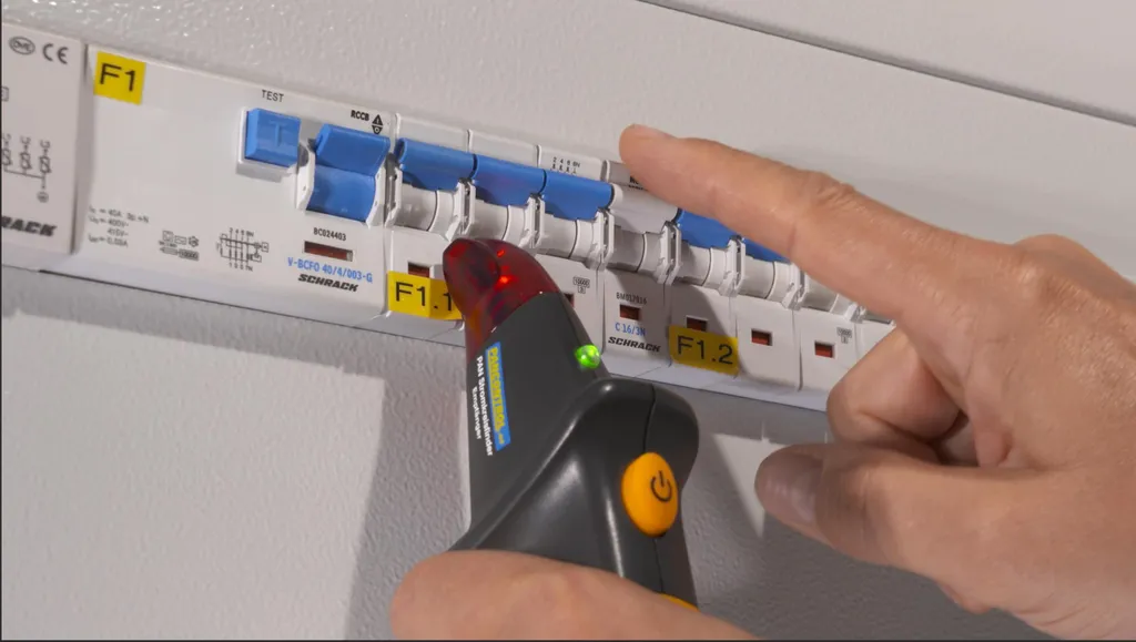 Détecteur de circuits électriques PANCONTROL pour rénover sans risques - 2