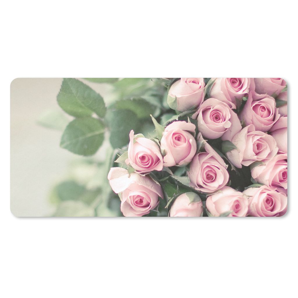 MuchoWow Schreibtischunterlage Ein großes Buch mit rosa Rosen liegt auf einem Tisch. 80x40 cm - XXL Mauspad - Gaming Mauspad