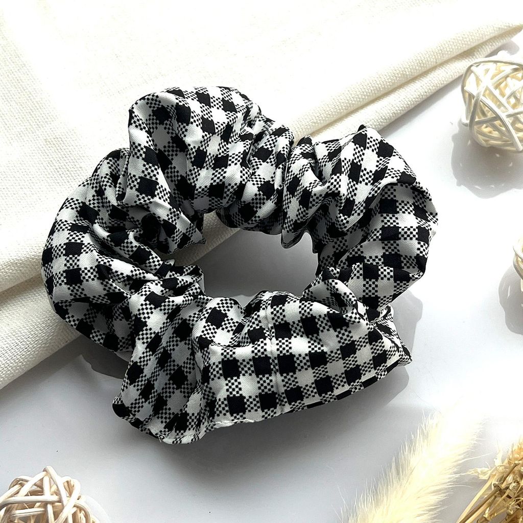 Klassischer Haargummi aus Baumwoll-Vichy in klassischem Schwarz