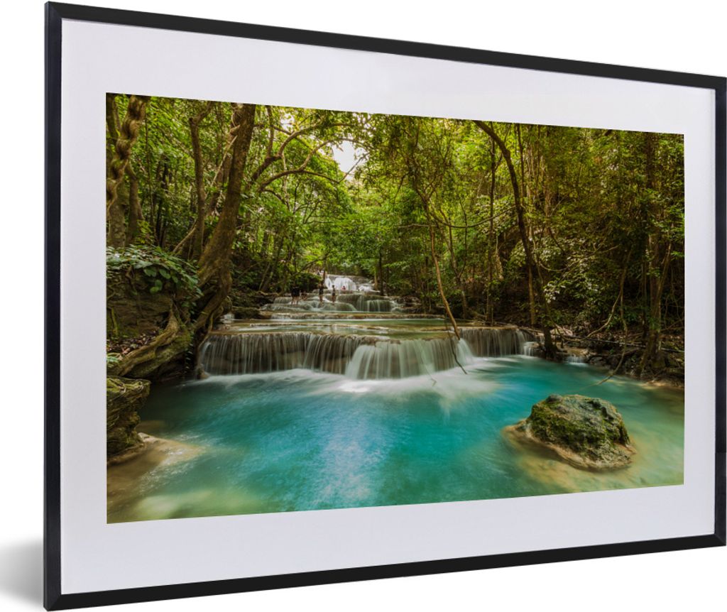 MuchoWow MuchoWow Gerahmtes Poster Grüne Bäume und blaues Wasser an einem thailändischen Wasserfall im Erawan-Nationalpark 60x40 cm - Poster...