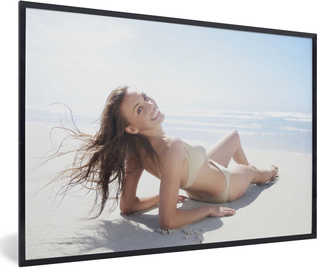 MuchoWow Gerahmtes Poster Frau mit Bikini am Strand 30x20 cm - Poster mit Schwarzem Bilderrahmen Wandposter Rahmen Foto Bilder - Kunstdruck - Bil...