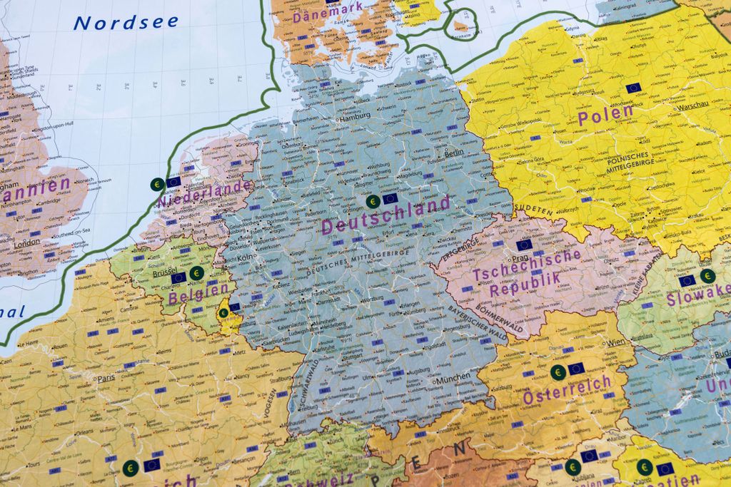 GeoMetro Europakarte mit Laminierung und Holzleisten zum Produktbild 4