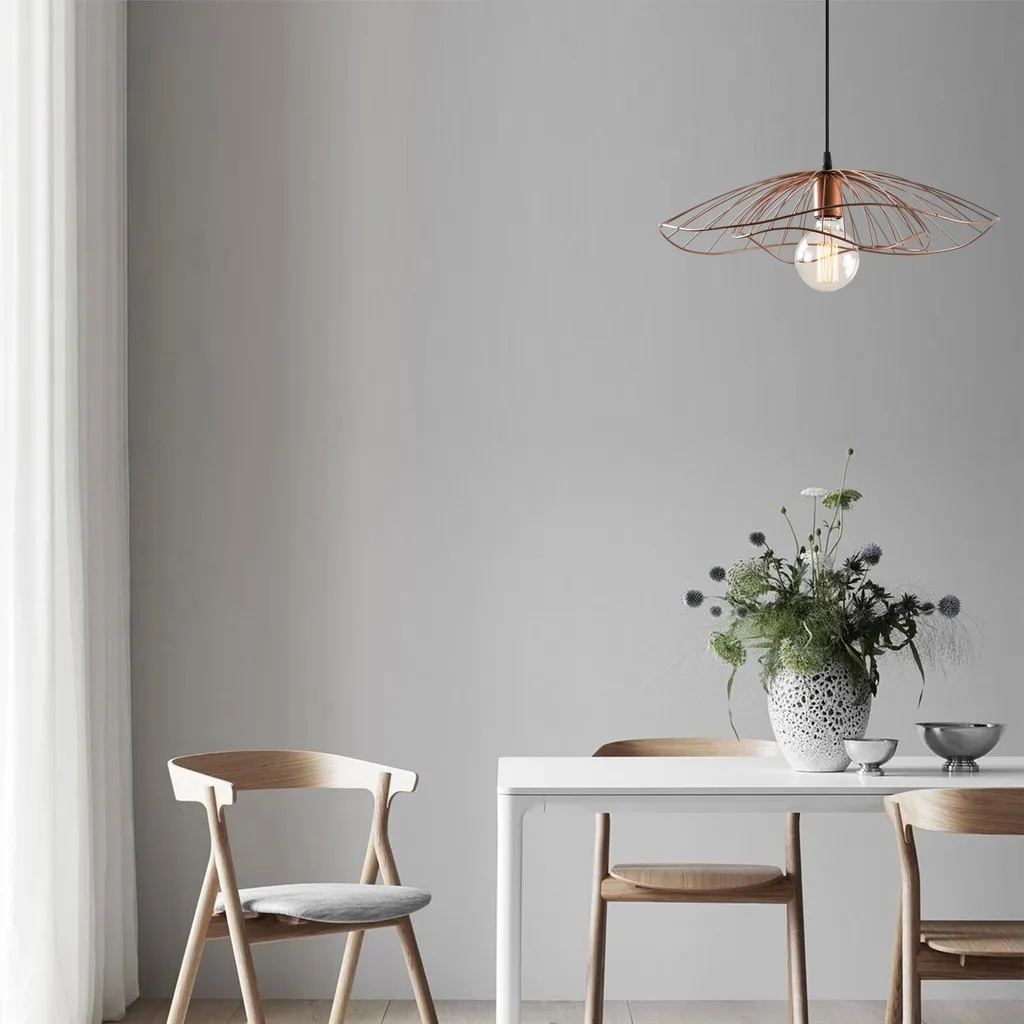 Lustre en Métal Cuivré : Solution Déco pour Illuminer une Pièce Sombre