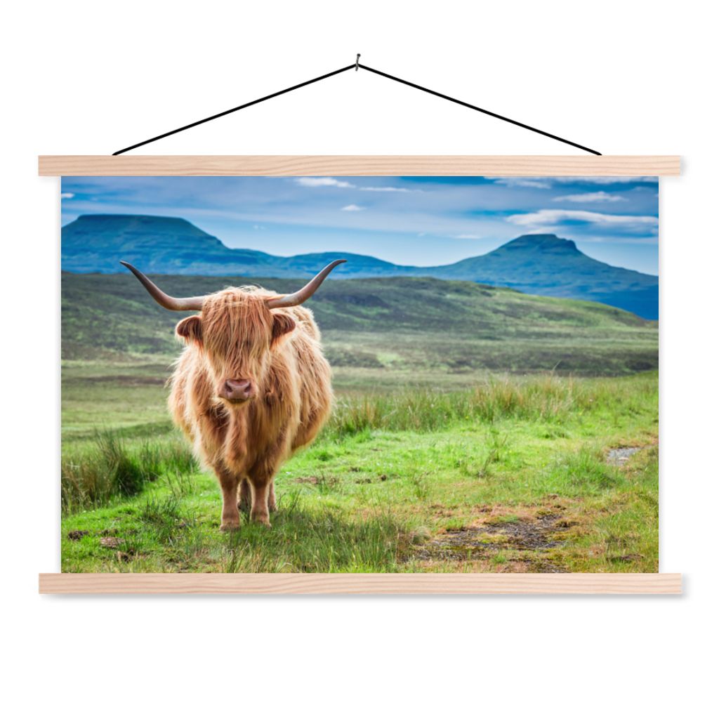 MuchoWow Textilposter Schottischer Hochländer - Kuh - Natur - Berg - Gras 120x80 cm mit holzfarbenen Rahmen - Aufhängeset