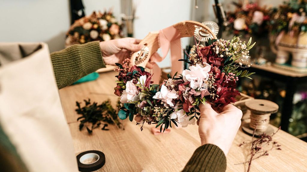 Jochen Schweizer Trockenblumen Türkranz selber machen München; Erlebnis verschenken oder selbst erleben; Gutschein gültig für 1 Person Gruppen...