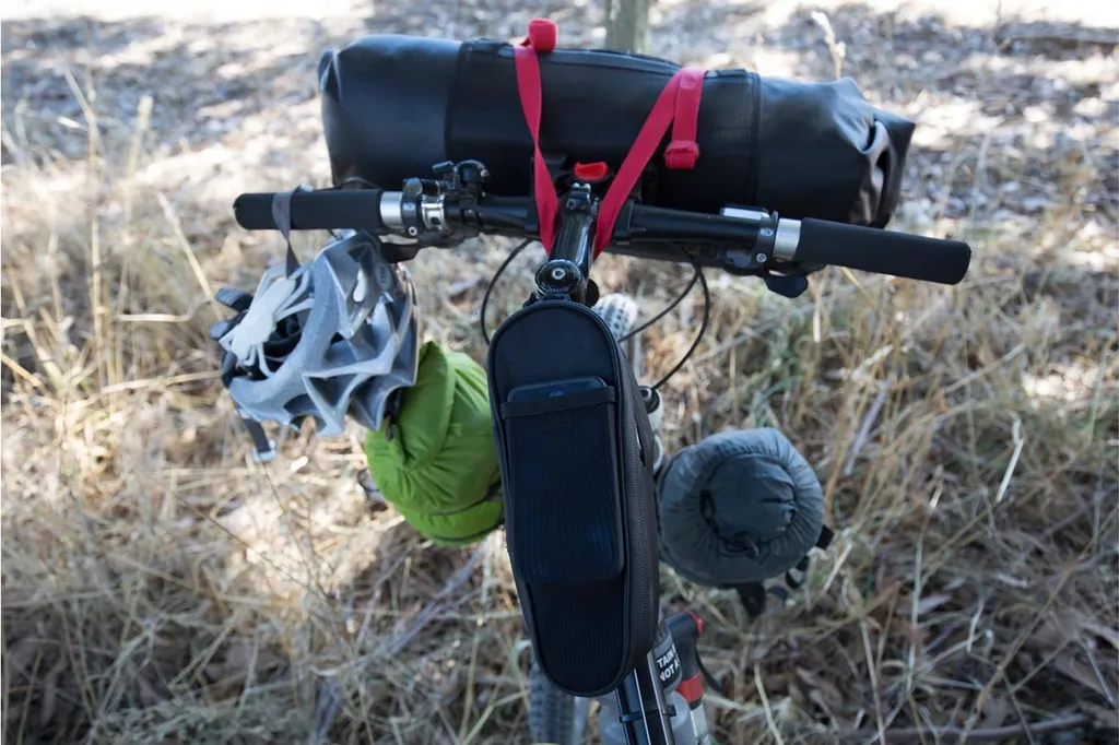 Sacoche guidon Blackburn Outpost HB Roll : fixations stables et étanches - 7