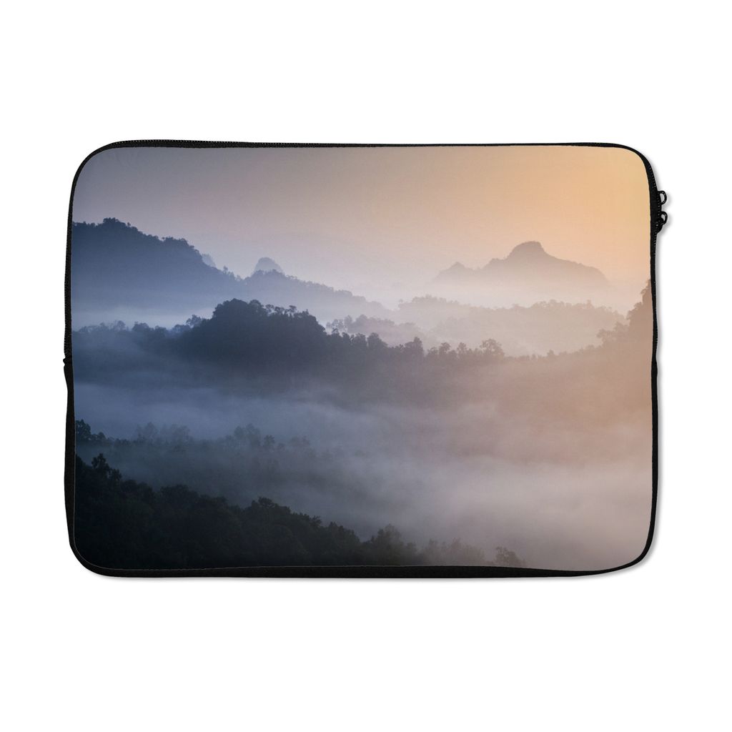 MuchoWow Laptop Hülle 14 ZollDer Nebel zieht zwischen den Berggipfeln hindurch Laptoptasche - Laptoptasche - Stoßsicher - Schutzhaube