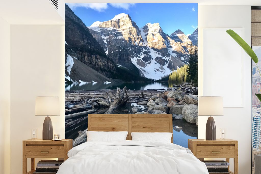 MuchoWow Fototapete für Wohnzimmer oder Schlafzimmer Wandtapete Vinyl Motivtapete Im Moraine Lake spiegeln sich die Berge Kanadas - 175x240 cm -...