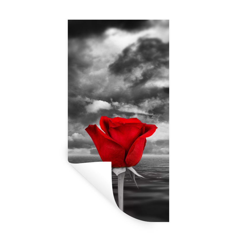 MuchoWow Wandtattoo Wandsticker Wandaufkleber Schwarz-Weiß-Fotografie einer roten Rose vor einem Meer und einem bedeckten Himmel 40x80 cm Selbst...