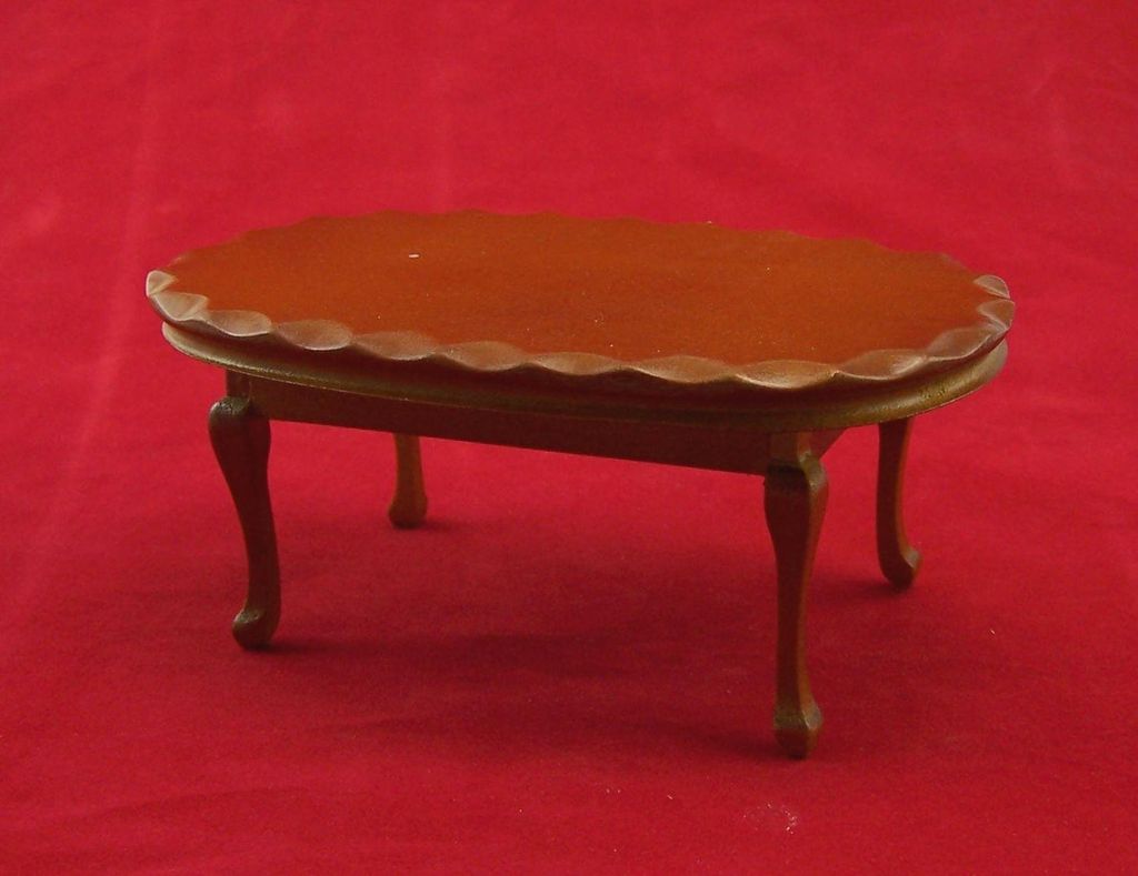 Ovale Tisch aus Holz von Creal, nußbaumfarbig. Für 1:12 Puppenstuben.