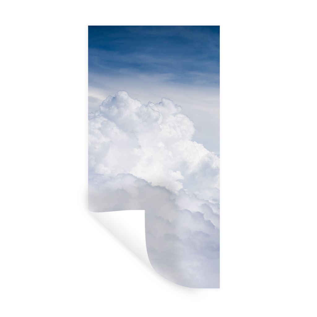 MuchoWow Wandtattoo Wandsticker Wandaufkleber Große weiße Wolken an einem dunkelblauen Himmel 80x160 cm Selbstklebend und Repositionierbar - St...