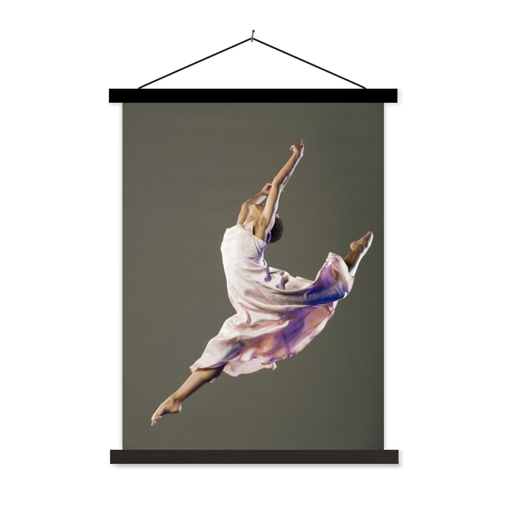 MuchoWow Textilposter Balletttänzerin macht einen Sprung 40x53 cm mit schwarzem Rahmen - Abbildung