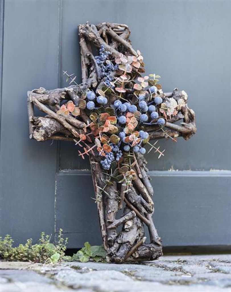 Wanddeko Kreuz "Beeren" aus Holz, 50 cm hoch, Holzkreuz, Hängedeko, Grabschmuck, Gartendeko für Draußen