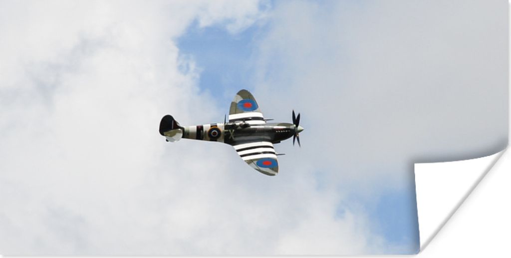 MuchoWow Poster Spitfire-Flugzeug in einem bewölkten Himmel 40x20 cm - Poster für die Wand - Poster Schlafzimmer