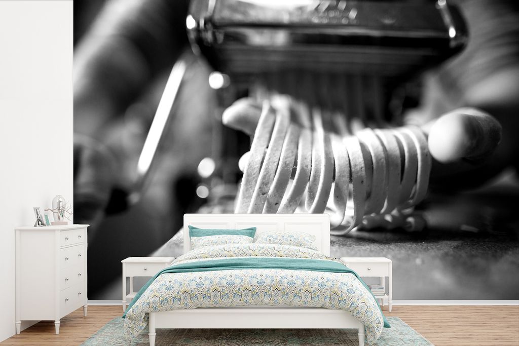 MuchoWow Fototapete für Wohnzimmer oder Schlafzimmer Wandtapete Vinyl Motivtapete Nudeln in der Herstellung - schwarz und weiß - 420x280 cm - Z...