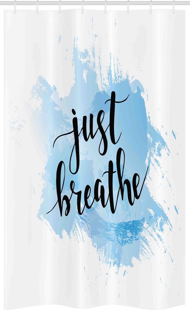 ABAKUHAUS Just Breathe Schmaler Duschvorhang, Phrase auf Blau, Badezimmer Deko Set aus Stoff mit Haken, 120 x 180 cm, Blassblau Schwarz Weiß