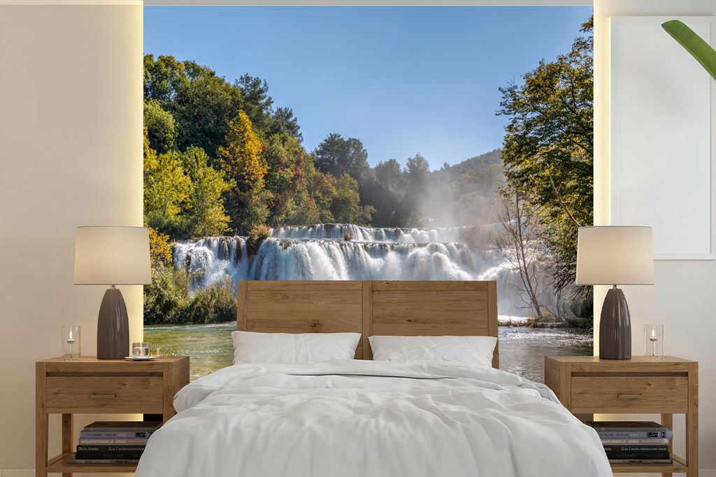 MuchoWow Fototapete für Wohnzimmer oder Schlafzimmer Wandtapete Vinyl Motivtapete Das bewaldete Gebiet im Krka-Nationalpark in Kroatien - 240x24...