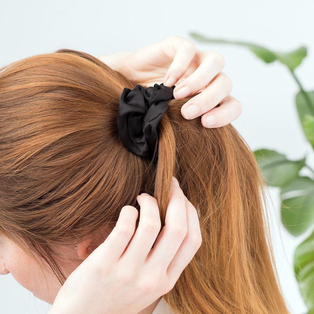 Navaris Haar Scrunchies Haargummi Haarband aus Seide - 2-teiliges Scrunchie Set Haarbänder zum Haare binden - Zopfgummi für Pferdeschwanz - Schwarz