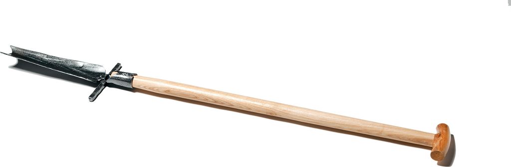 Krumpholz Unkrautstecher aus einem Stück Stahl, handgeschmiedet mit Tritt und Eschen-T- Stiel (85 cm)