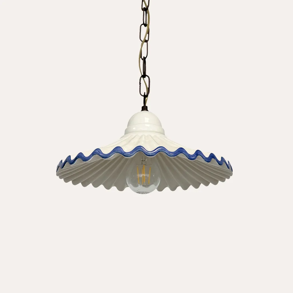 Lustre suspendu KEYHOMESTORE en céramique blanche et liseré bleu marine