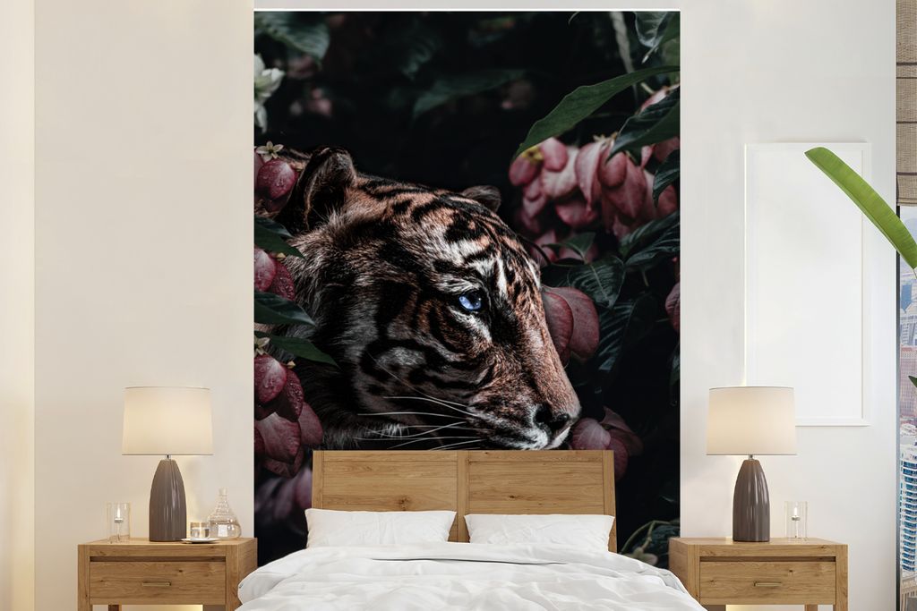 MuchoWow Fototapete für Wohnzimmer oder Schlafzimmer Wandtapete Vinyl Motivtapete Tiger - Rosa - Blumen - 155x240 cm - Tapete