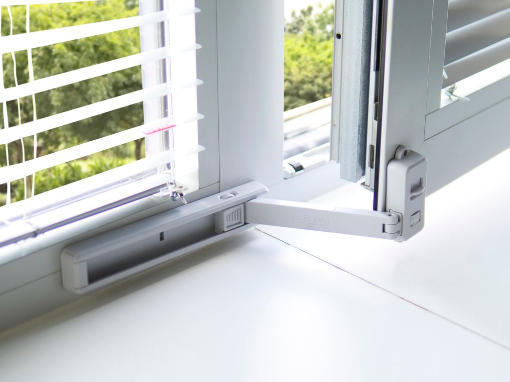 Fensterschloss Kindersicherung, sicheres Lüften, für Fenster und Schiebetüren, Klebebandmontage, weiß