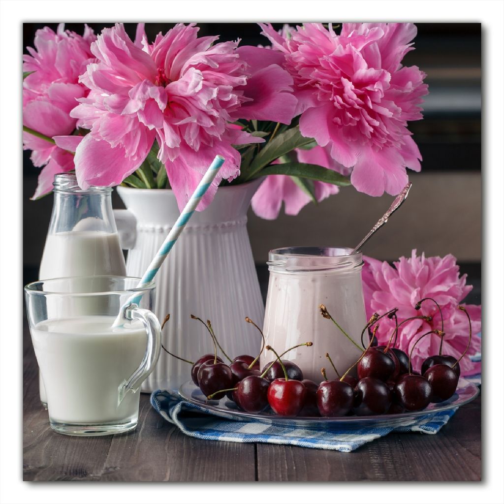 Wallario selbstklebende Möbelfolie/ Tischdecke für Innen und Außen, Größe: 90 x 90 cm - Milch mit Kirschen zum Frühstück mit rosa Blumenarra...