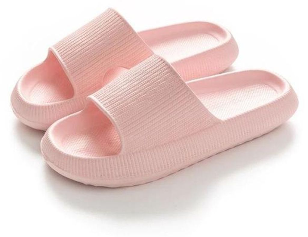 Paar hellrosa Chunky-Slide-Sandalen mit strukturierten Riemen und Sohlen, aus leichtem Winkel betrachtet